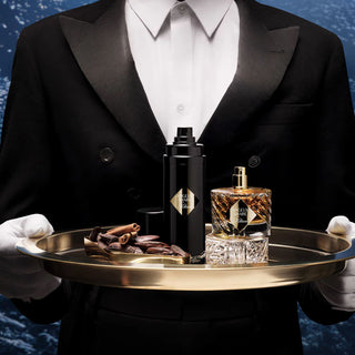 Set regalo Kilian The Liquors con fragranza al cognac su vassoio da portata.