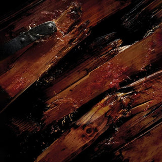 Dettaglio delle note primarie con legni caramellati su sfondo nero.