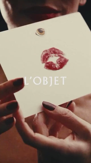 L’amore non si spiega.
Si sente.

È un momento che resta dentro.
Qualcosa che scegli quando riconosci ciò che è veramente tuo, al primo istante.

Questo San Valentino è da Campomarzio70, online e negli Essential Stores.
___________________

Love cannot be explained.
It is felt.

It is a moment that stays within.
Something you choose when you recognise what truly belongs to you, from the very first instant.

This Valentine’s Day is at Campomarzio70, online and in Essential Stores.

#Campomarzio70
