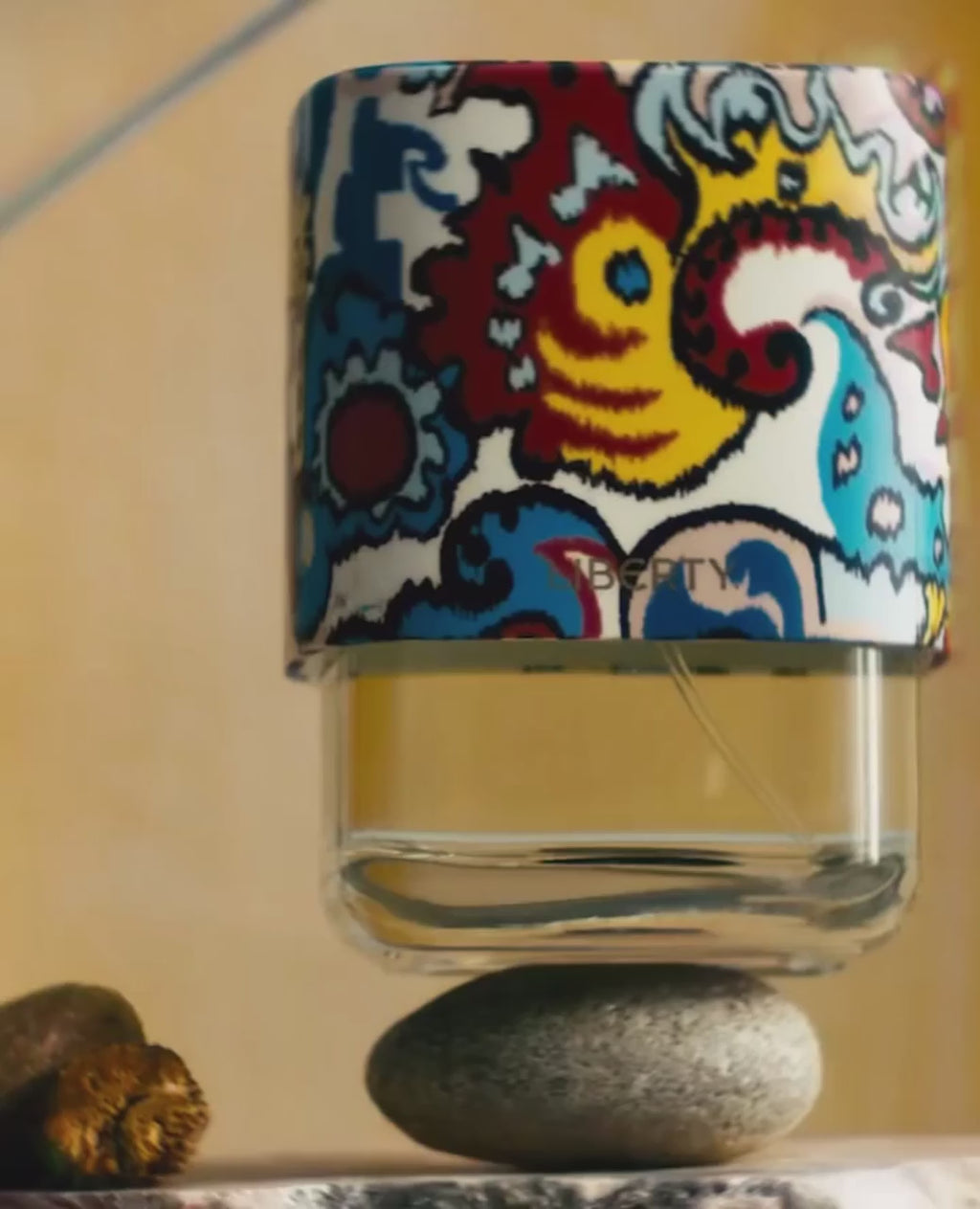 Una fragranza non è mai solo un profumo.
È un momento che rivivi, un luogo che immagini, una sensazione che ritorna.

Con Liberty London, ogni creazione olfattiva diventa un viaggio personale, un incontro tra arte e memoria, tra tessuti iconici e note raffinate.
__________

A fragrance is never merely a scent.
It’s a moment you relive, a place you imagine, a sensation that returns.

With Liberty London, every olfactory creation becomes a personal journey, a meeting of art and memory, between iconic fabrics 