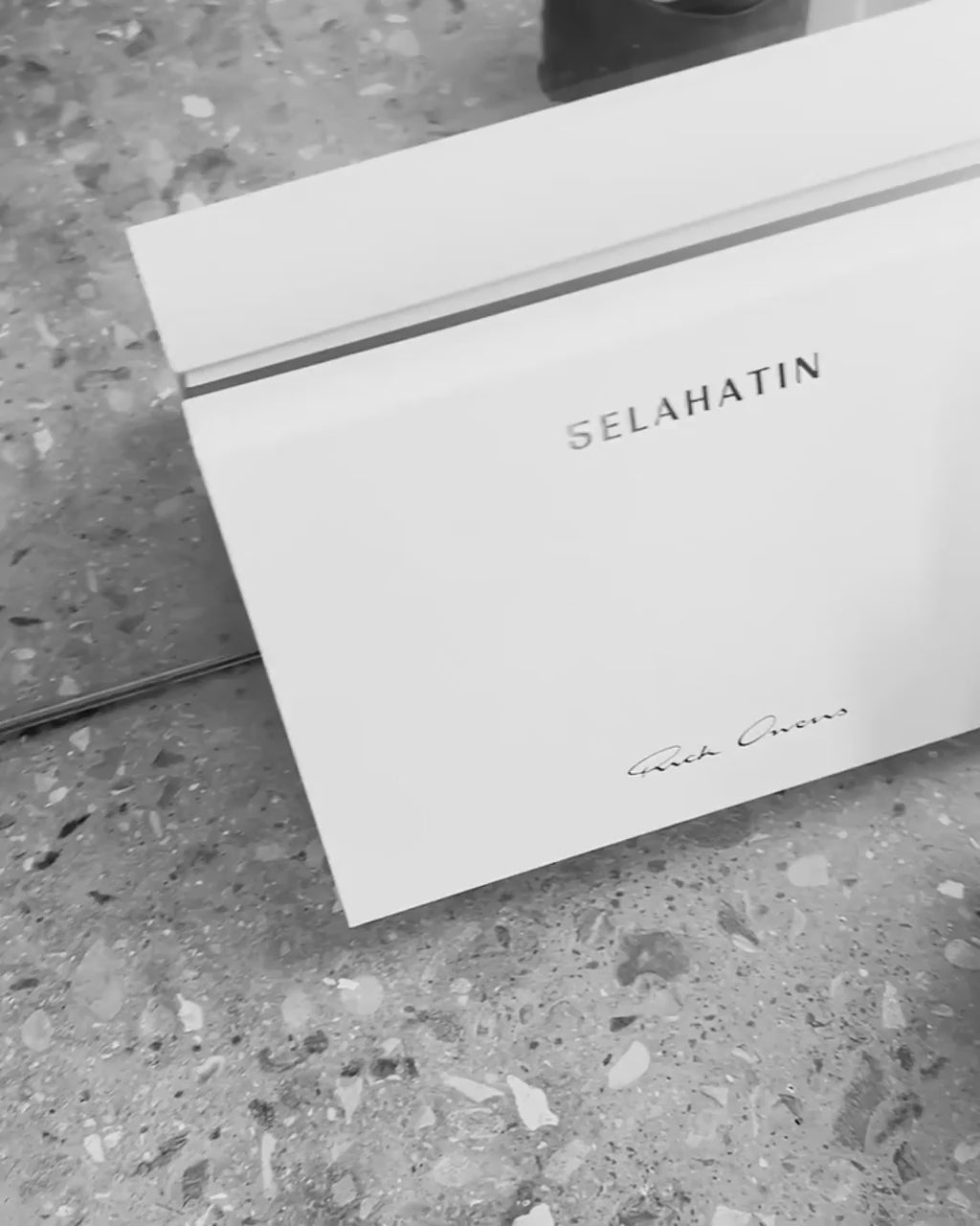 Selahatin X Rick Owens

Da oggi il rituale viene spogliato dell’essenziale e trasformato in devozione.

Selahatin rende il quotidiano intimo, essenziale, personale.
Rick Owens lo trasforma in manifesto estetico. 

Ogni elemento riflette il suo opposto: nero nel bianco, calore nel freddo.

La collezione in edizione limitata è disponibile online e negli Essential Stores Campomarzio70.
_______

From today, ritual is stripped to its essence and transformed into devotion.

Selahatin makes the everyday intimate, 